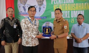 Wali Kota Kotamobagu, dr. Weny Gaib, Sp.M saat membuka Pelatihan Kewirausahaan Mandiri UMKM