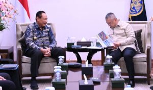 Gubernur Gusnar Ismail bertemu Menhub Dudy Purwagandhi. Rute tol laut ternak Gorontalo dipastikan tetap dilayani.