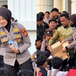Polwan Bagi Air Mineral di Demo