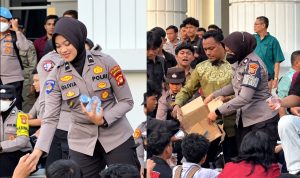 Polwan Bagi Air Mineral di Demo